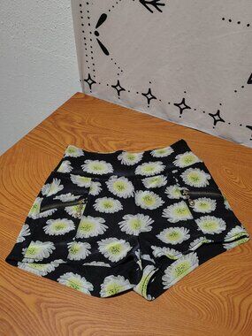 Vintage XJ. BOOST High-Waisted Daisy Print Shorts